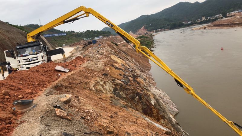 小型混凝土攪拌泵車在甘肅紅崖山水庫加高擴建